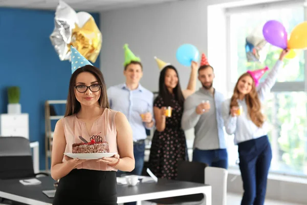 Młoda Kobieta Tort Urodzinowy Imprezie Biurze — Zdjęcie stockowe