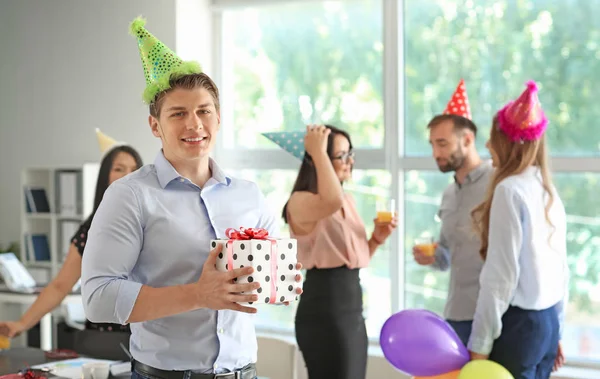 Jonge Man Met Doos Van Gift Verjaardagsfeestje Kantoor — Stockfoto