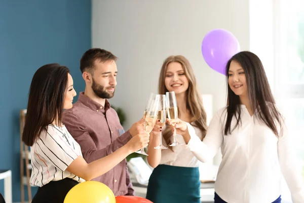 Jeunes Collègues Cliquetis Verres Avec Champagne Fête Anniversaire Bureau — Photo