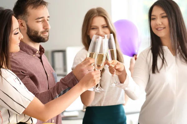 Jonge Collega Rammelende Bril Met Champagne Verjaardagsfeestje Kantoor — Stockfoto