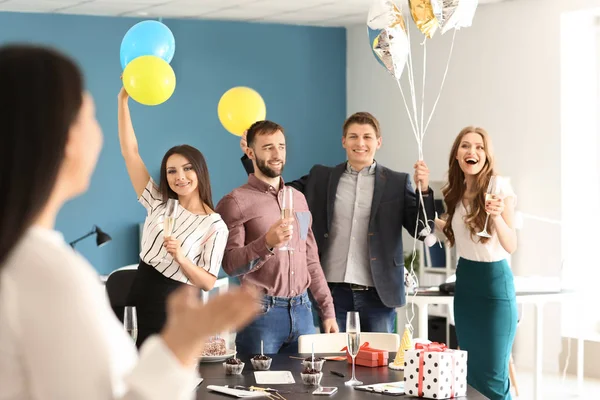 Colegas Felizes Festa Surpresa Para Jovem Seu Aniversário Escritório — Fotografia de Stock