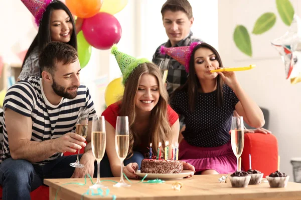 Mujer Joven Con Sabroso Pastel Sus Amigos Fiesta Cumpleaños Interior —  Fotos de Stock