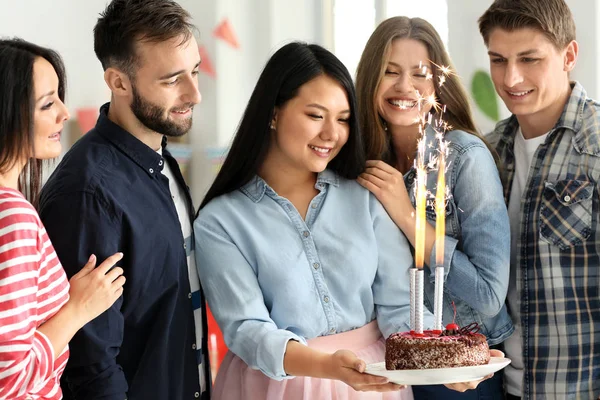 Jovem Segurando Bolo Saboroso Com Velas Fogo Artifício Seus Amigos — Fotografia de Stock