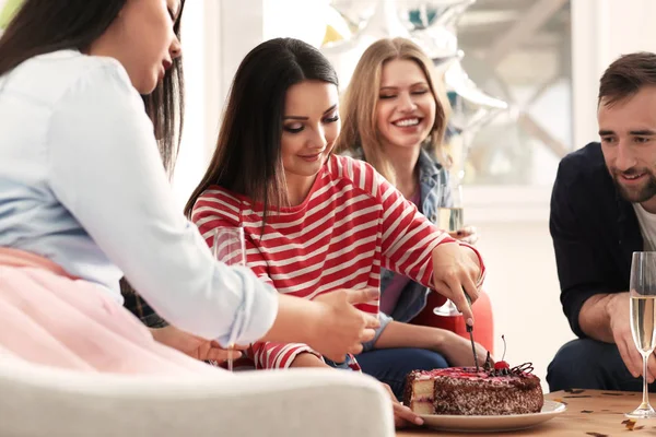 Jeune Femme Coupe Gâteau Anniversaire Ses Amis Fête Intérieur — Photo