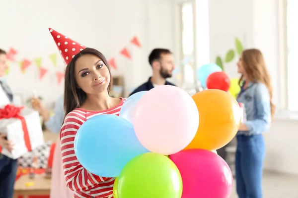 Jovem Mulher Cor Balões Festa Aniversário Dentro Casa — Fotografia de Stock