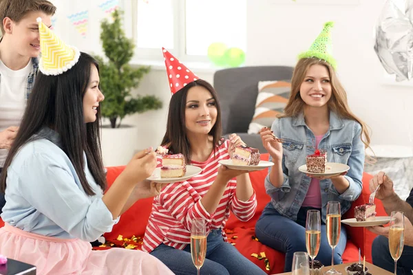 Młodzi Ludzie Jedzenie Smaczne Ciasto Urodziny Pomieszczeniu — Zdjęcie stockowe