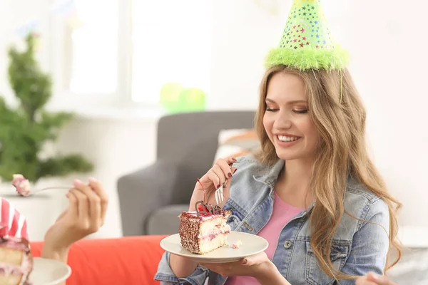 Mujer Joven Comiendo Sabroso Pastel Fiesta Cumpleaños Interior — Foto de Stock