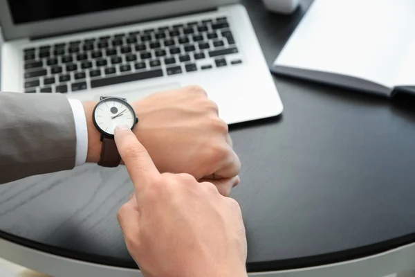 Affärsman Tittar Sin Klocka Inomhus Time Management Koncept — Stockfoto