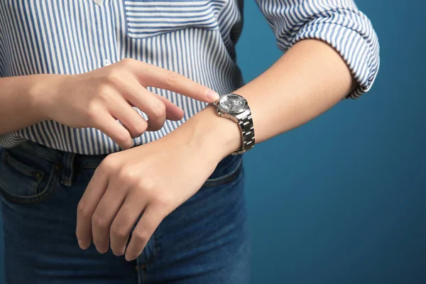 Mujer Mirando Reloj Sobre Fondo Color Primer Plano Concepto Gestión — Foto de Stock