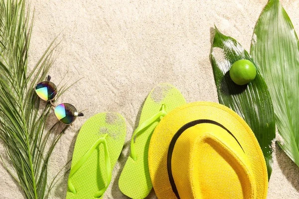 Composizione Con Accessori Spiaggia Foglia Palma Sabbia — Foto Stock