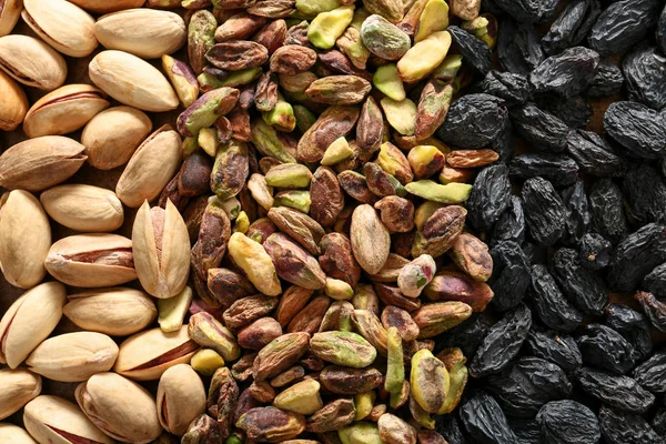 Pistachio Nuts Dark Raisins Closeup — Stock Photo, Image