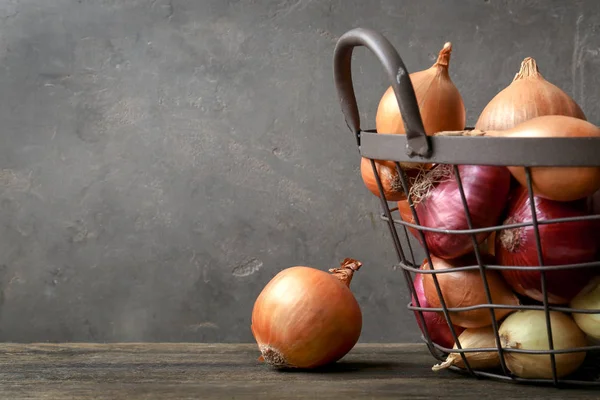 Basket Onions Table Grey Textured Background — Stock Photo, Image