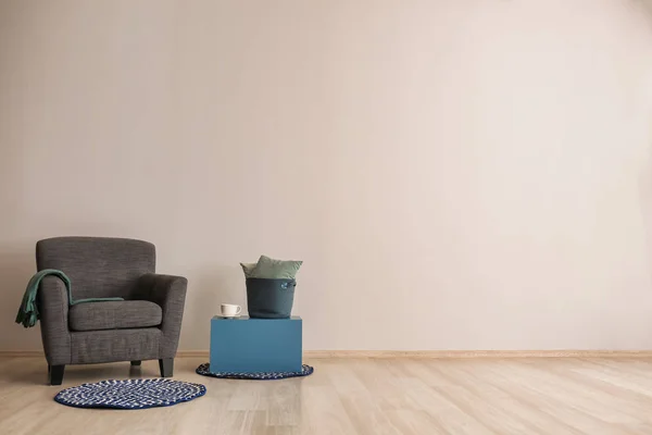 Wohnzimmer Mit Sessel Tisch Und Korb Der Nähe Der Lichtwand — Stockfoto