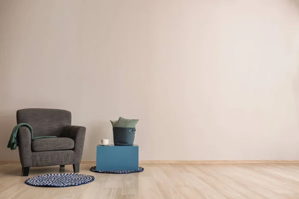 Living Room Armchair Table Basket Light Wall — Stock Photo, Image