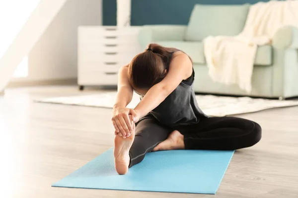 Mujer Joven Practicando Yoga Casa — Foto de Stock