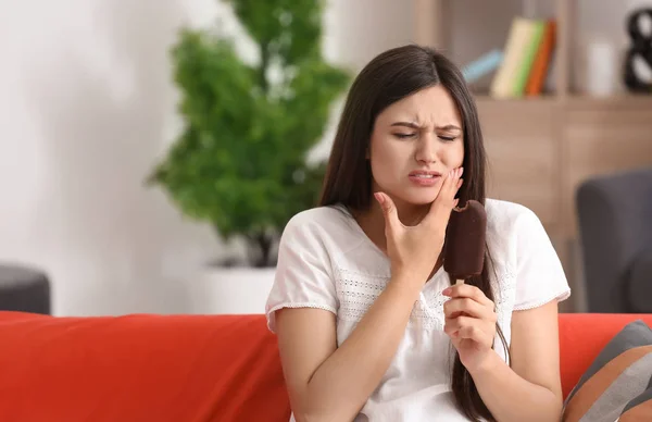 Mujer Joven Con Dientes Sensibles Helado Frío Sofá Casa — Foto de Stock