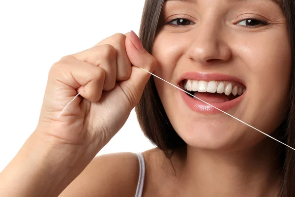 Wanita Muda Flossing Giginya Pada Latar Belakang Putih — Stok Foto