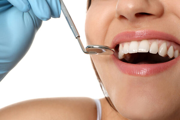 Красивая молодая женщина с зеркалом на белом фоне
