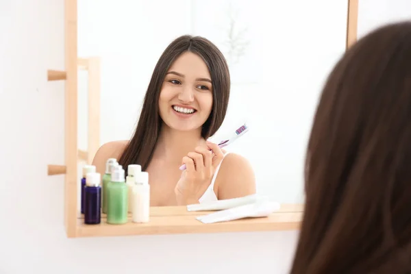 Jeune Femme Brossant Les Dents Dans Salle Bain — Photo