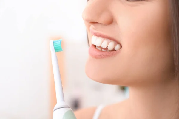 Young Woman Brushing Her Teeth Bathroom Closeup — Stock Photo, Image