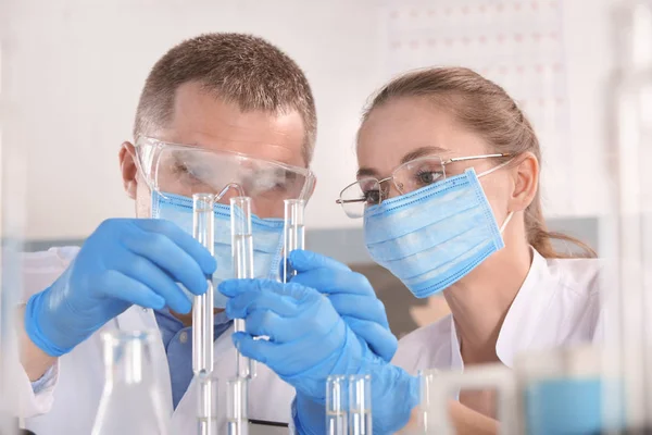 Cientistas Sexo Feminino Masculino Que Trabalham Laboratório — Fotografia de Stock