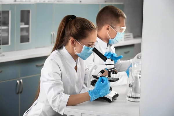 Scienziati Sesso Femminile Maschile Che Lavorano Laboratorio — Foto Stock