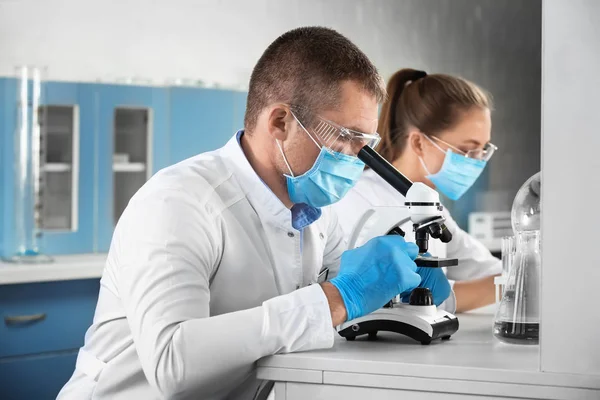 Cientistas Masculinos Femininos Trabalhando Laboratório — Fotografia de Stock