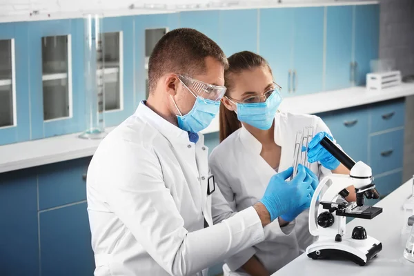 Female Male Scientists Working Laboratory — Stock Photo, Image