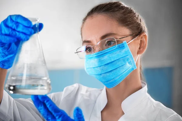 Scientist Holding Glass Flask Sample Laboratory — Stock Photo, Image