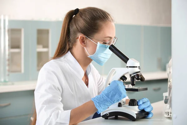 Female Scientist Microscope Working Laboratory — Stock Photo, Image