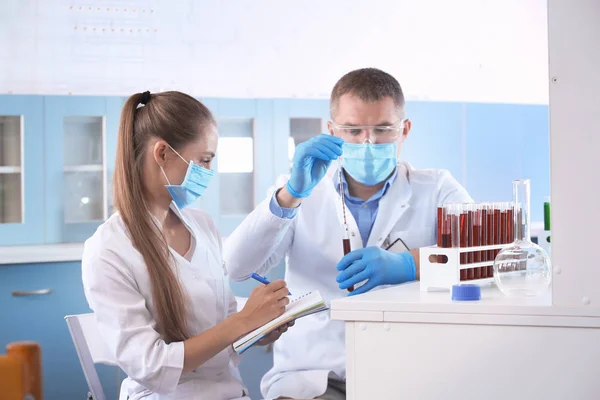 Жіночі Чоловічі Вчені Працюють Лабораторії — стокове фото