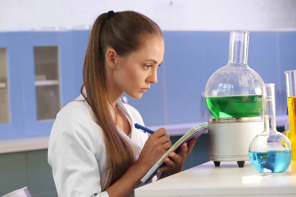 Cientista Feminina Com Amostra Frasco Vidro Trabalhando Laboratório — Fotografia de Stock