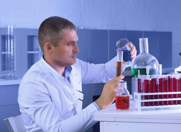 Cientista Que Trabalha Com Líquidos Laboratório — Fotografia de Stock