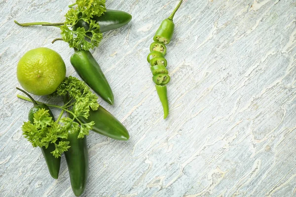 Färsk Chilipeppar Med Persilja Och Lime Ljus Bakgrund — Stockfoto