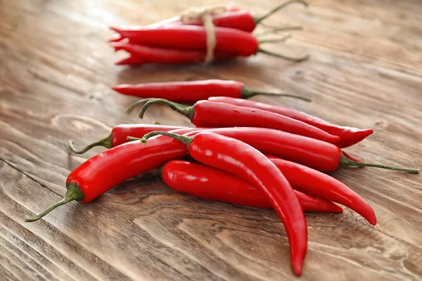 Čerstvé Chilli Papričky Dřevěném Pozadí — Stock fotografie