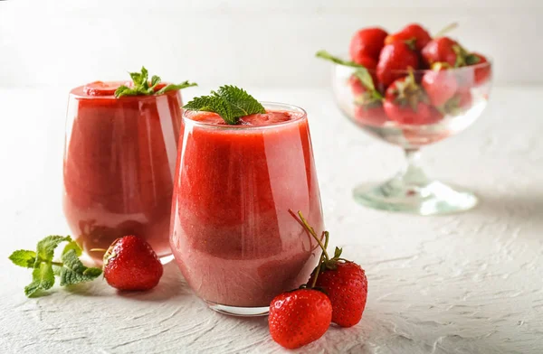 Lunettes Avec Smoothie Fraise Sur Fond Texturé Clair — Photo