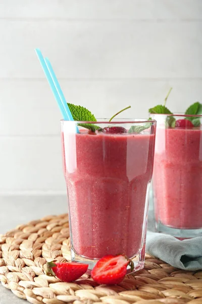 Weidenmatte Mit Gläsern Erdbeer Smoothie Auf Dem Tisch — Stockfoto