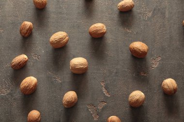 Lezzetli nutmegs gri arka plan üzerinde