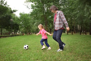 Mutlu baba ile kızı futbol Park yaz gününde