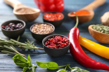 Ahşap masa üzerinde farklı baharatlar ile kase