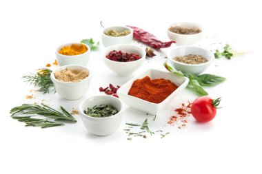 Beyaz arka plan üzerinde farklı baharatlar ile kompozisyon