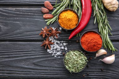 Ahşap arka planda farklı baharatlar içeren kompozisyon