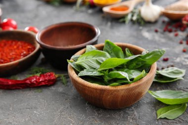 Taze fesleğen ve tablo farklı baharatlar ile ahşap kase