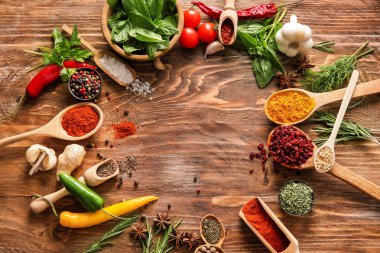 Farklı baharatlar ve otlar ahşap arka plan üzerinde çerçeve yaptı