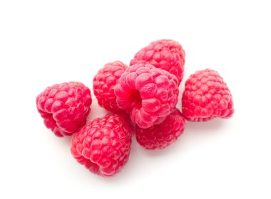 Beyaz arka planda taze olgun ahududular