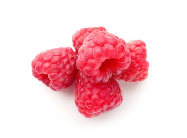 Beyaz arka planda taze olgun ahududular