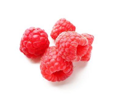 Beyaz arka planda taze olgun ahududular