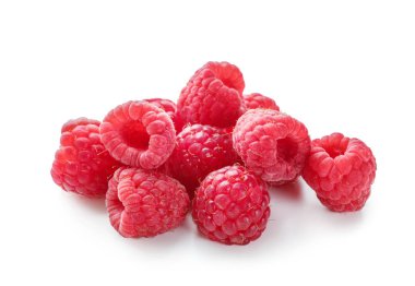 Beyaz arka planda taze olgun ahududular