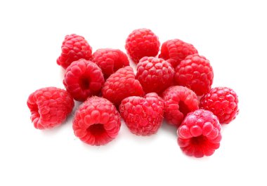 Beyaz arka planda taze olgun ahududular