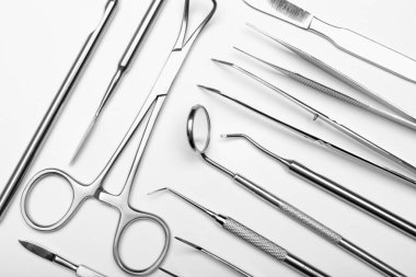 Beyaz arkaplanda dişçi araçları